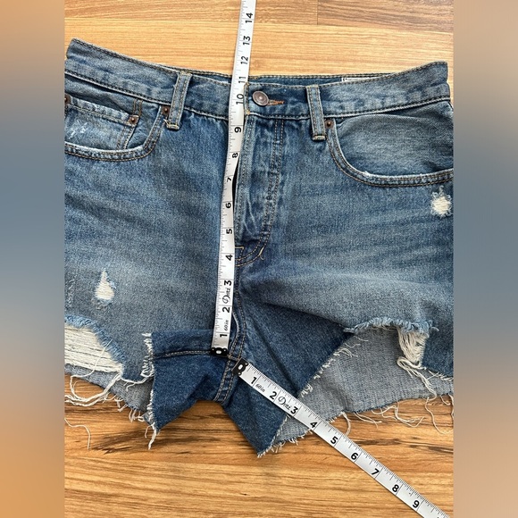 We the free Free People Distressed Denim Shorts size 29 - Picture 2 of 6